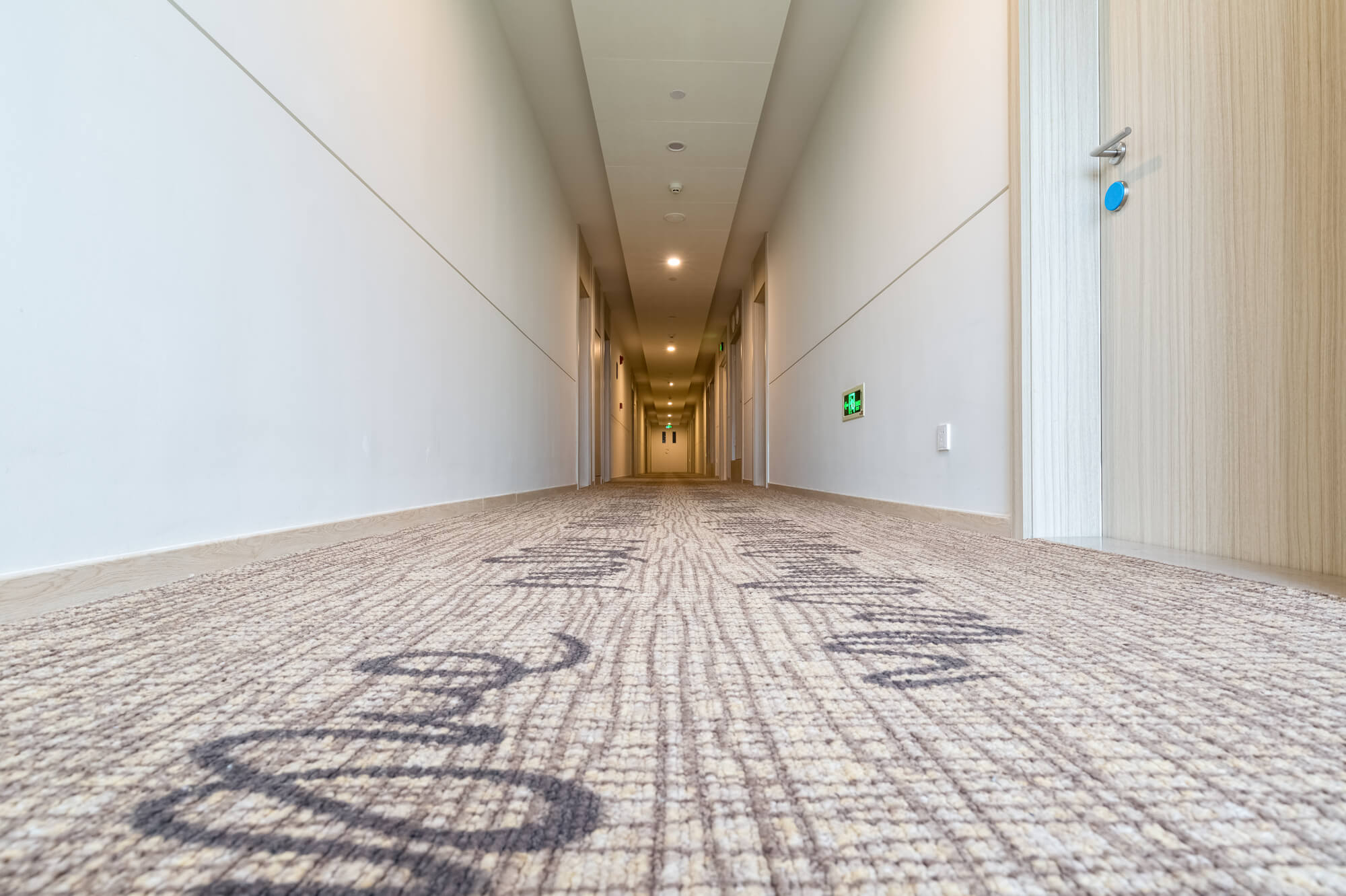 corridor in need of commercial carpet cleaning in Palm Beach Gardens